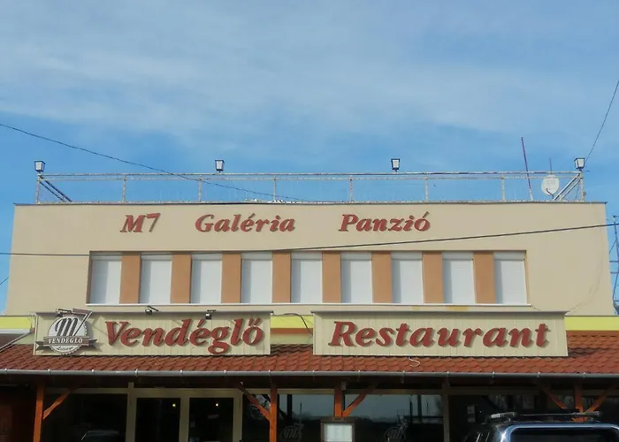 Couette-café M7 Galéria Panzió 3*